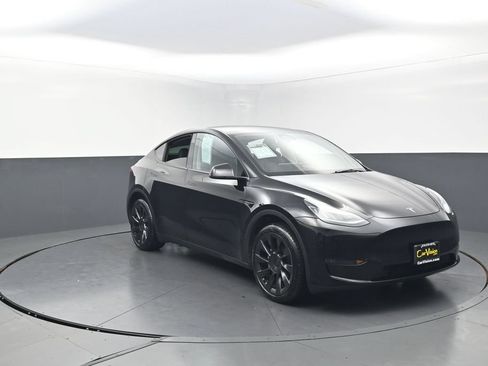 Used 2023 Tesla Model Y Long Range AWD/4WD image 2