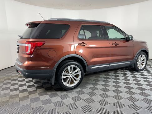 Used 2018 Ford Explorer XLT w/ Equipment Group 202A image 7