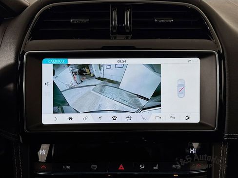 Used 2020 Jaguar F-PACE SVR image 19