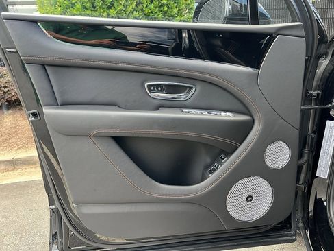 Used 2023 Bentley Bentayga image 28