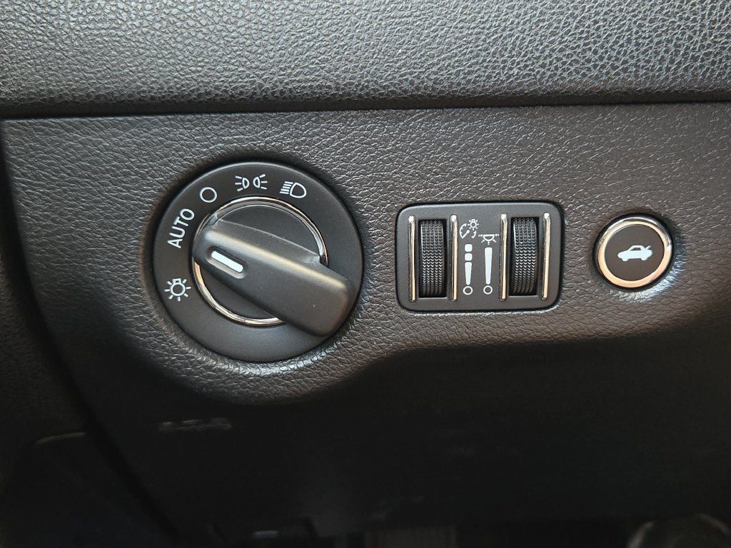 Used 2023 Chrysler 300 Touring w/ Sport Appearance Package RWD image 23