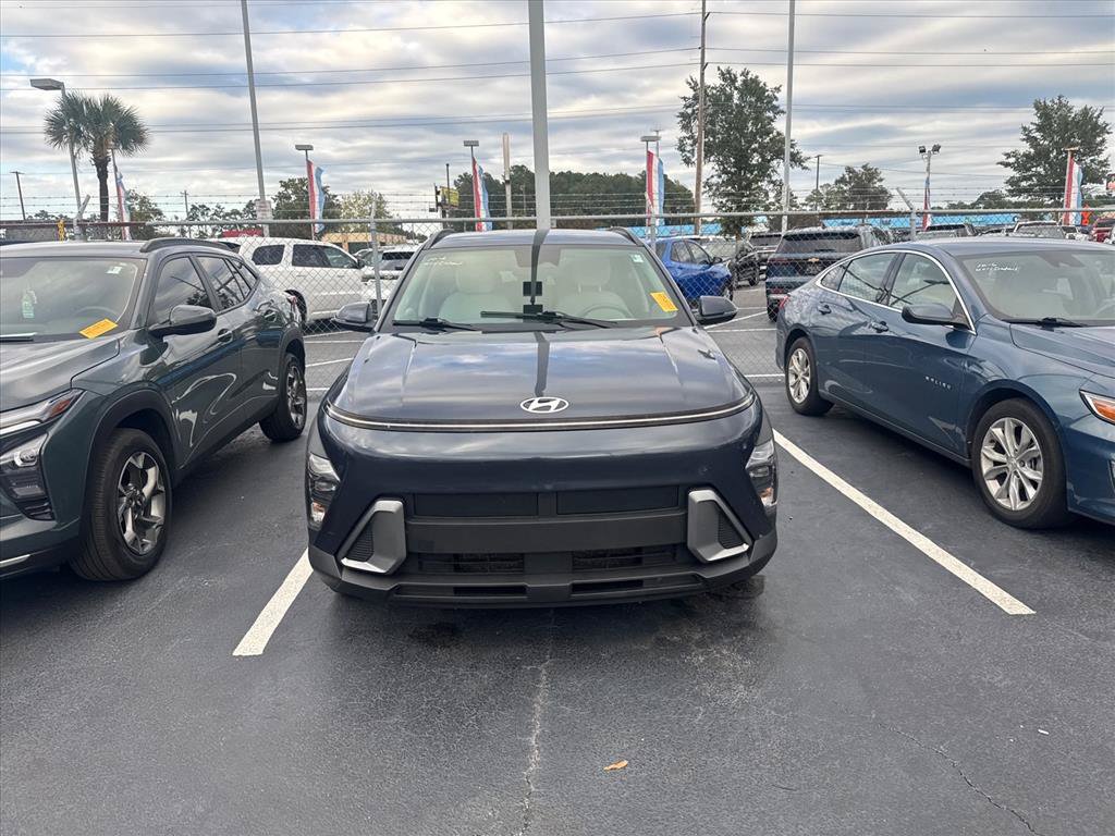 Used 2025 Hyundai Kona SEL FWD image 2
