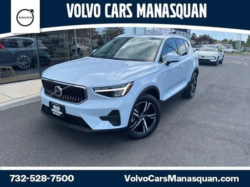 Certified 2025 Volvo XC40 B5 Core AWD/4WD image 1