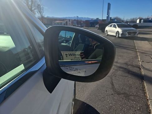 Used 2023 Chrysler Voyager LX image 28