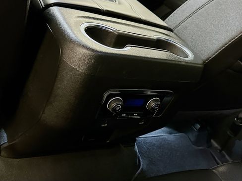 Used 2024 Chevrolet Suburban LT image 28