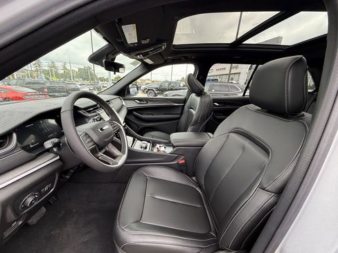 New 2025 Jeep Grand Cherokee Limited w/ Black Appearance Package image 11