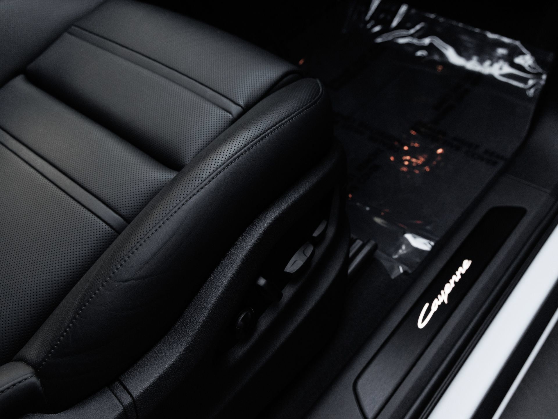 Certified 2025 Porsche Cayenne AWD/4WD image 38