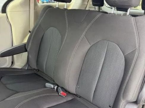 Used 2020 Chrysler Voyager L image 12