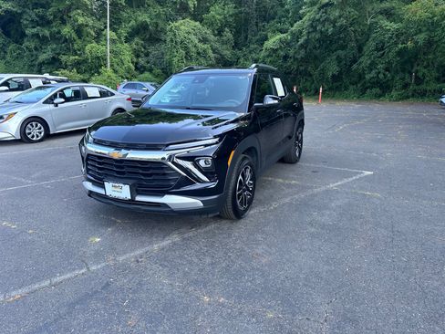 Used 2025 Chevrolet TrailBlazer LT FWD image 3