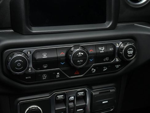 Used 2018 Jeep Wrangler Unlimited Sahara AWD/4WD image 26