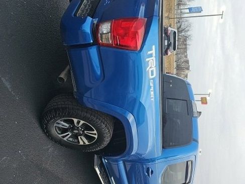 Used 2017 Toyota Tacoma TRD Sport image 6