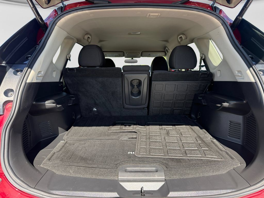 Used 2018 Nissan Rogue SV AWD/4WD image 18