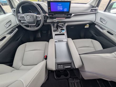 New 2026 Toyota Sienna XLE FWD image 25