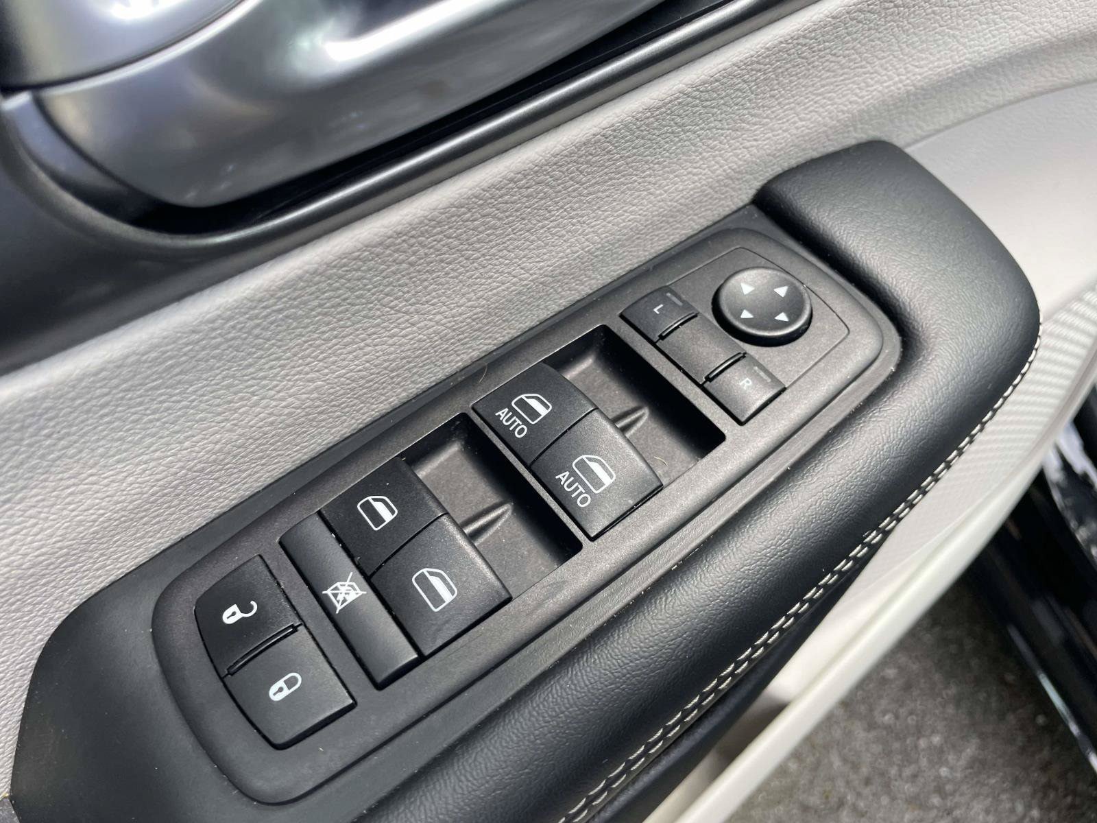 Used 2024 Chrysler Pacifica Touring-L FWD image 15