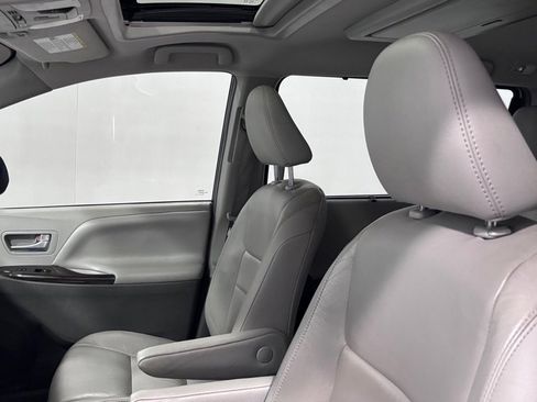 Used 2018 Toyota Sienna XLE Premium FWD image 12