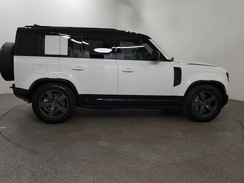 Used 2025 Land Rover Defender 110 X-Dynamic SE image 9