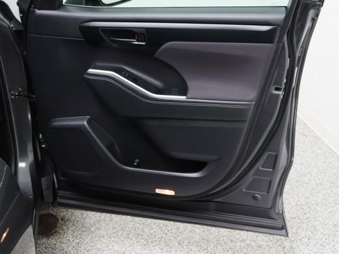 Used 2025 Toyota Highlander LE image 37