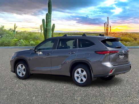Used 2023 Toyota Highlander LE image 4