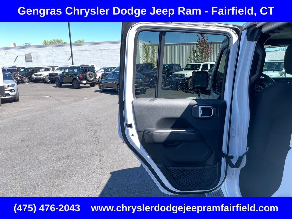Used 2019 Jeep Wrangler Unlimited Sahara AWD/4WD image 39