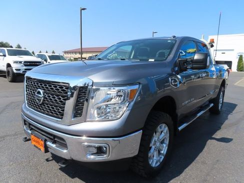Used 2018 Nissan Titan SV AWD/4WD image 3