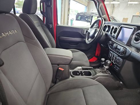 Used 2018 Jeep Wrangler Unlimited Sahara AWD/4WD image 10
