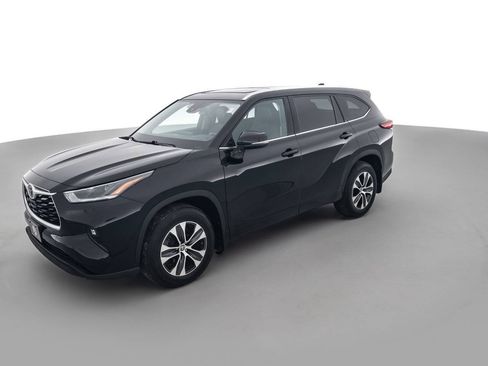 Used 2021 Toyota Highlander XLE AWD/4WD image 9