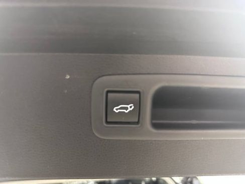 Used 2023 Toyota Highlander XLE AWD/4WD image 16