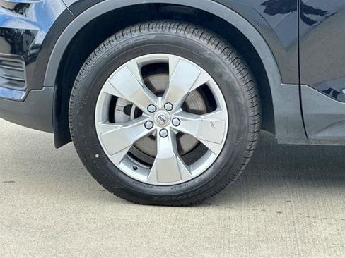 Used 2022 Volvo XC40 T5 Momentum image 29