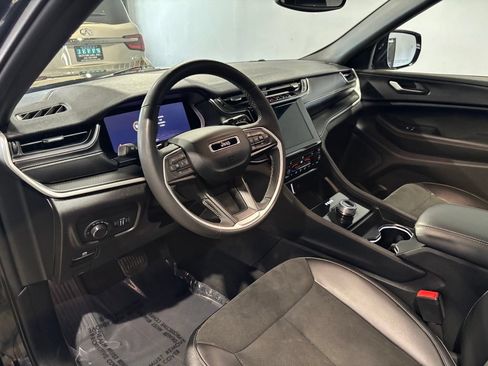 Used 2023 Jeep Grand Cherokee Altitude AWD/4WD image 10