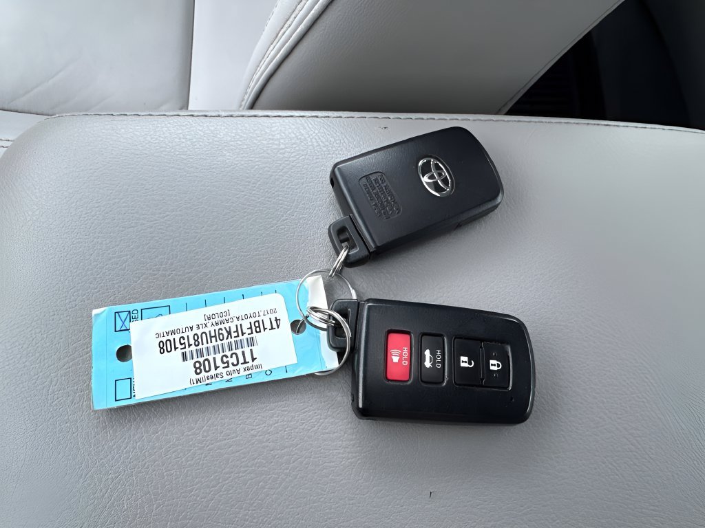 Used 2017 Toyota Camry XLE w/ Moonroof Package FWD image 30