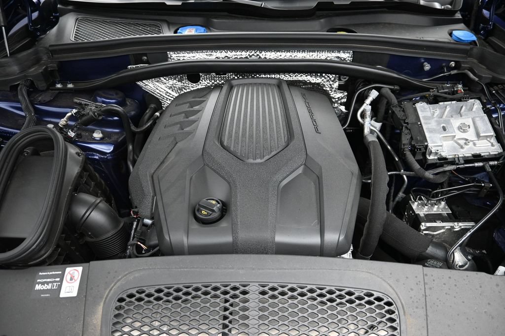 Certified 2026 Porsche Macan AWD/4WD image 18