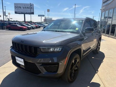 Used 2022 Jeep Grand Cherokee Altitude image 2