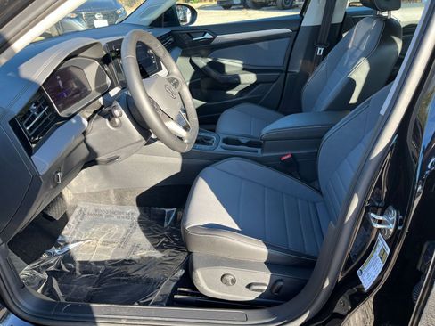 Used 2025 Volkswagen Jetta SE image 24