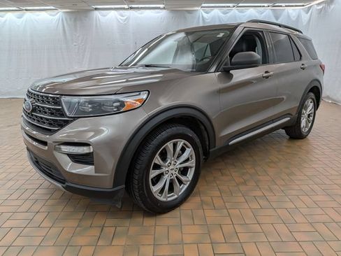Certified 2021 Ford Explorer XLT w/ Equipment Group 202A AWD/4WD image 3