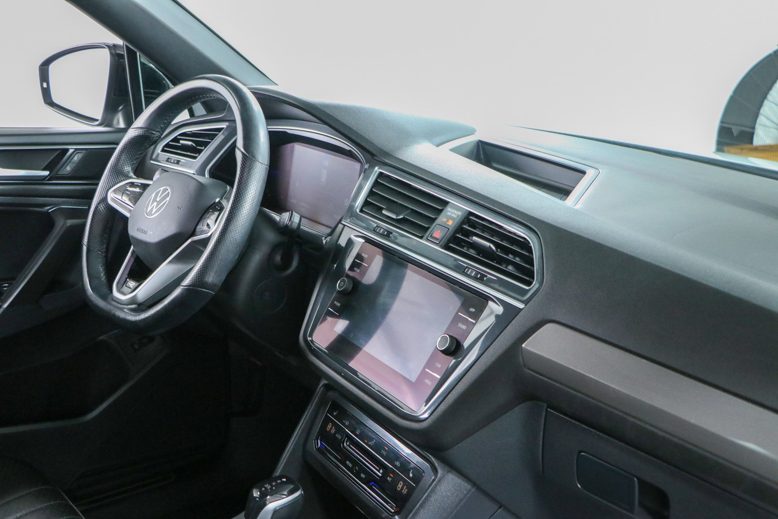 Used 2022 Volkswagen Tiguan SE R-Line FWD image 27