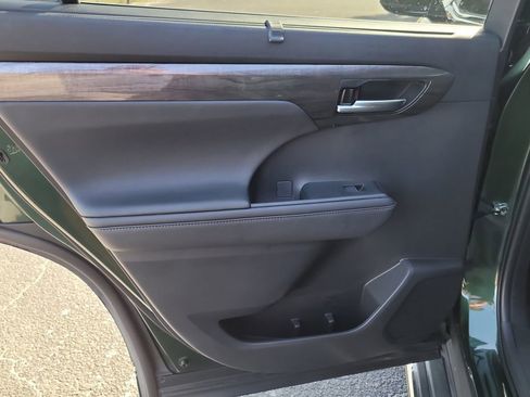 Used 2024 Toyota Highlander Limited image 10