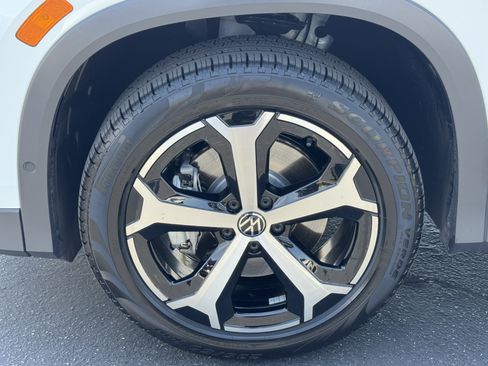 Used 2026 Volkswagen Tiguan SE AWD/4WD image 11