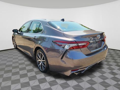 Used 2022 Toyota Camry XLE w/ Navigation Package FWD image 3