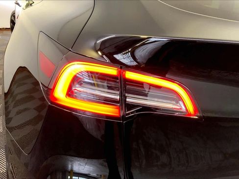 Used 2022 Tesla Model Y Long Range AWD/4WD image 27