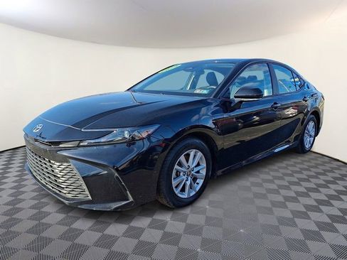 Used 2025 Toyota Camry LE image 3
