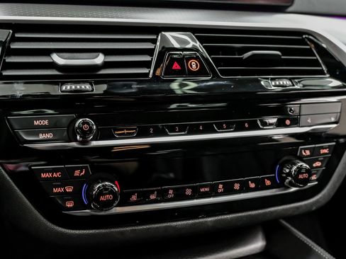 Used 2023 BMW M550i xDrive w/ Executive Package image 31