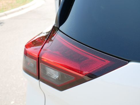 Used 2023 Nissan Rogue SV AWD/4WD image 17