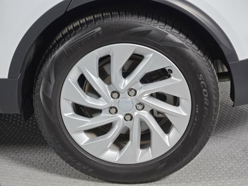 Used 2025 Land Rover Discovery S image 10