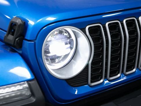 Used 2024 Jeep Wrangler Sahara image 29