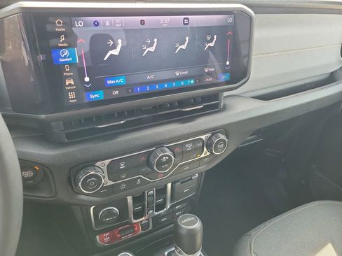 Used 2024 Jeep Gladiator Sport AWD/4WD image 7