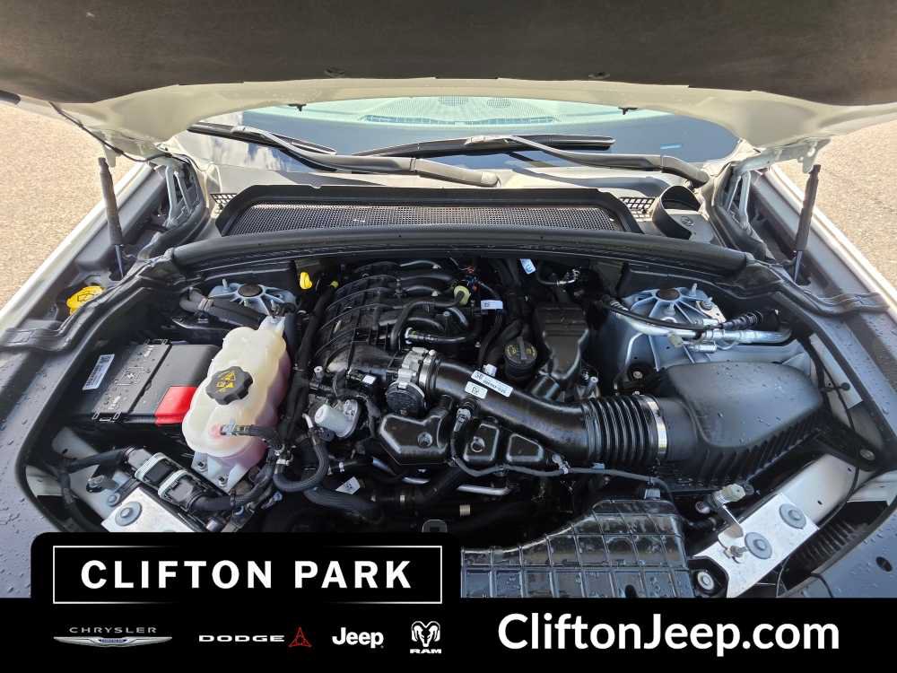 Used 2024 Jeep Grand Cherokee Laredo AWD/4WD image 28