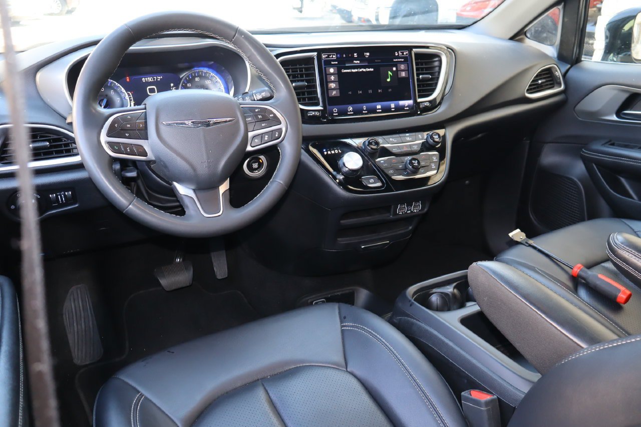 Used 2025 Chrysler Pacifica Select FWD image 4