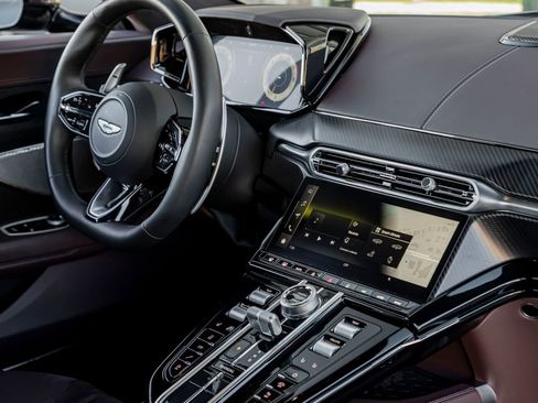 Used 2025 Aston Martin V8 Vantage Coupe RWD image 25
