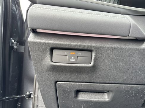 New 2025 Volkswagen Tiguan SE image 16