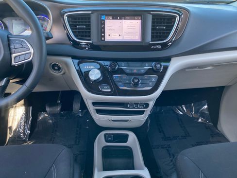 Used 2023 Chrysler Voyager LX image 11